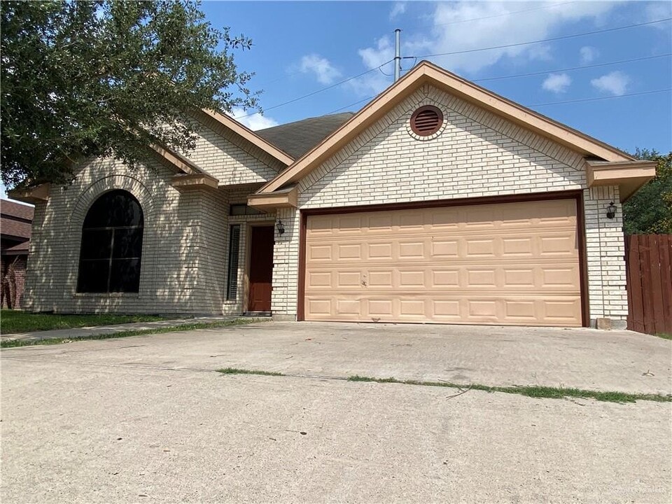 17 Truman St in Alton, TX - Building Photo