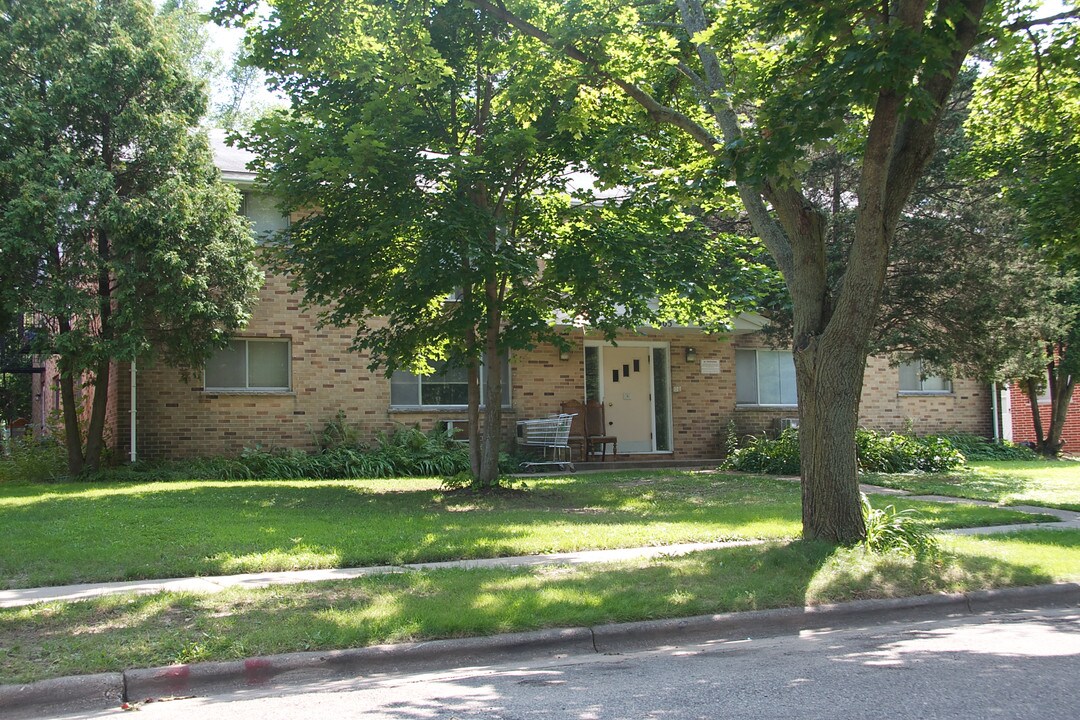1405 Trailsway in Madison, WI - Foto de edificio