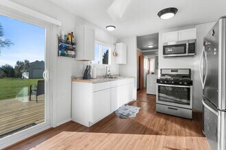 5011-5013 Three Oaks Rd in Crystal Lake, IL - Foto de edificio - Building Photo