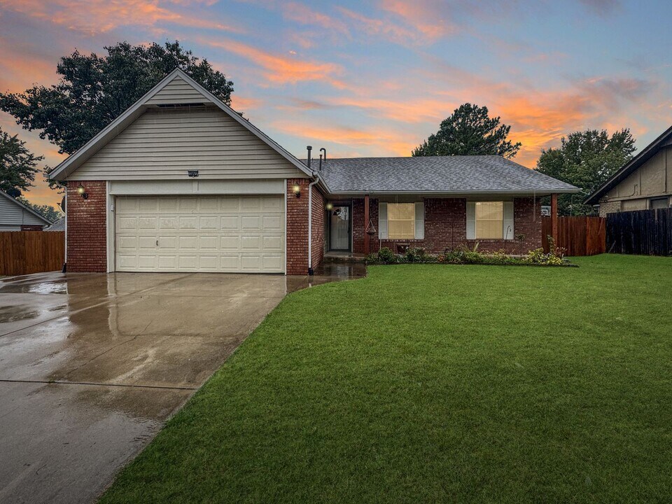 8020 S 88th E Ave in Tulsa, OK - Building Photo