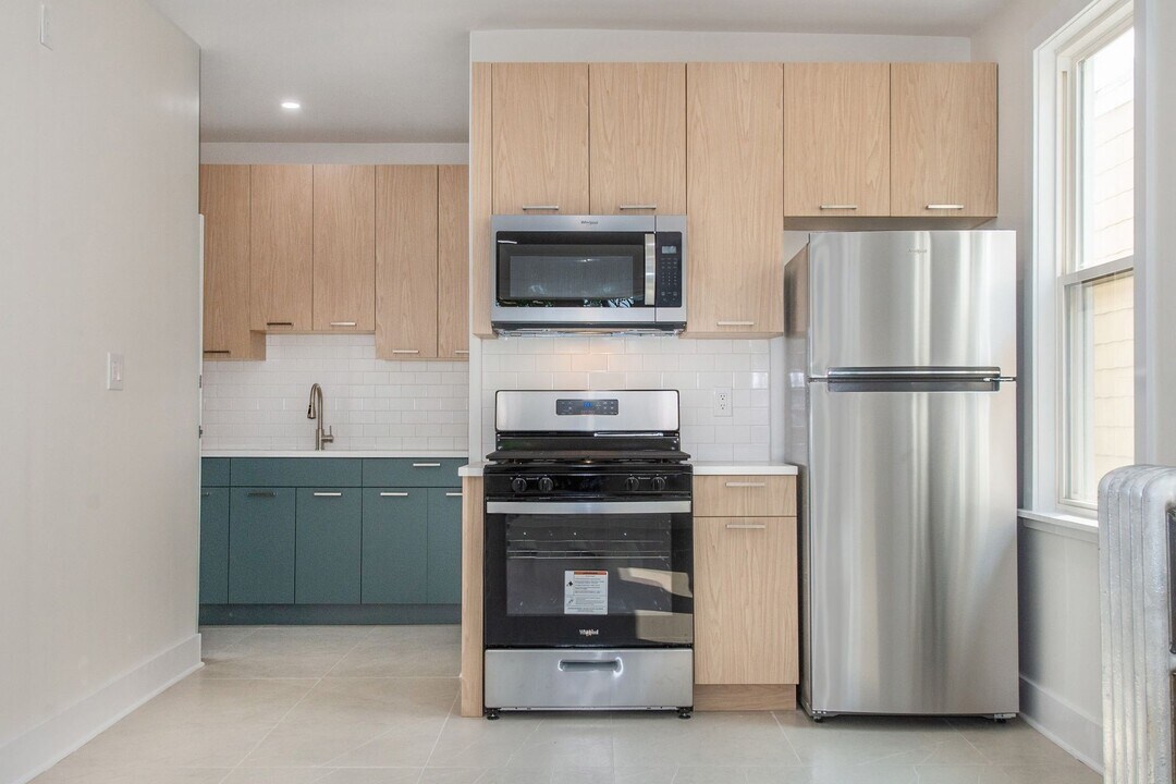 165 W 5th St in Bayonne, NJ - Building Photo