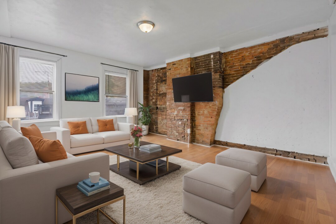 2204 E Carson St in Pittsburgh, PA - Building Photo