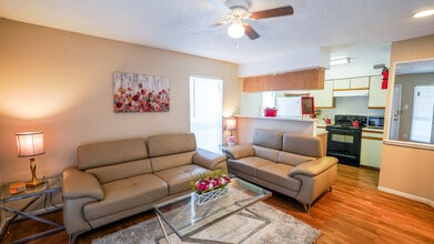 Canfield Lakes in Houston, TX - Foto de edificio - Building Photo