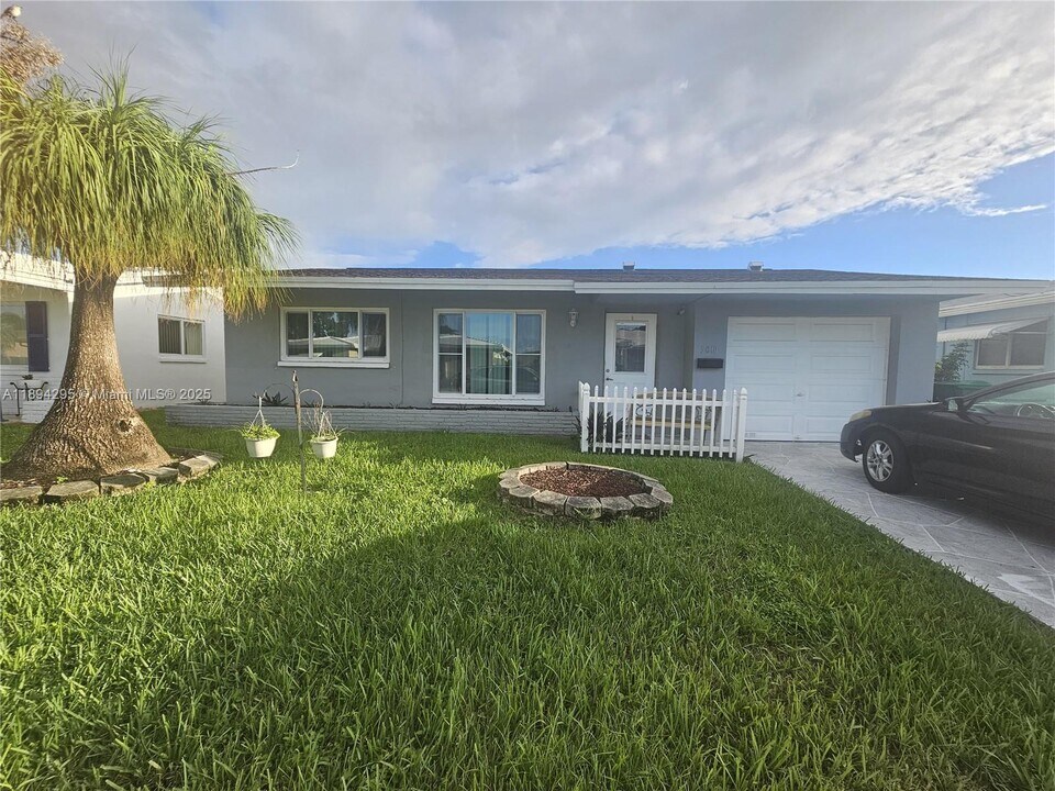 5010 NW 51st Ct in Tamarac, FL - Building Photo