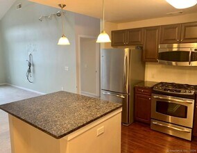 850 E Main St in Stamford, CT - Building Photo - Building Photo
