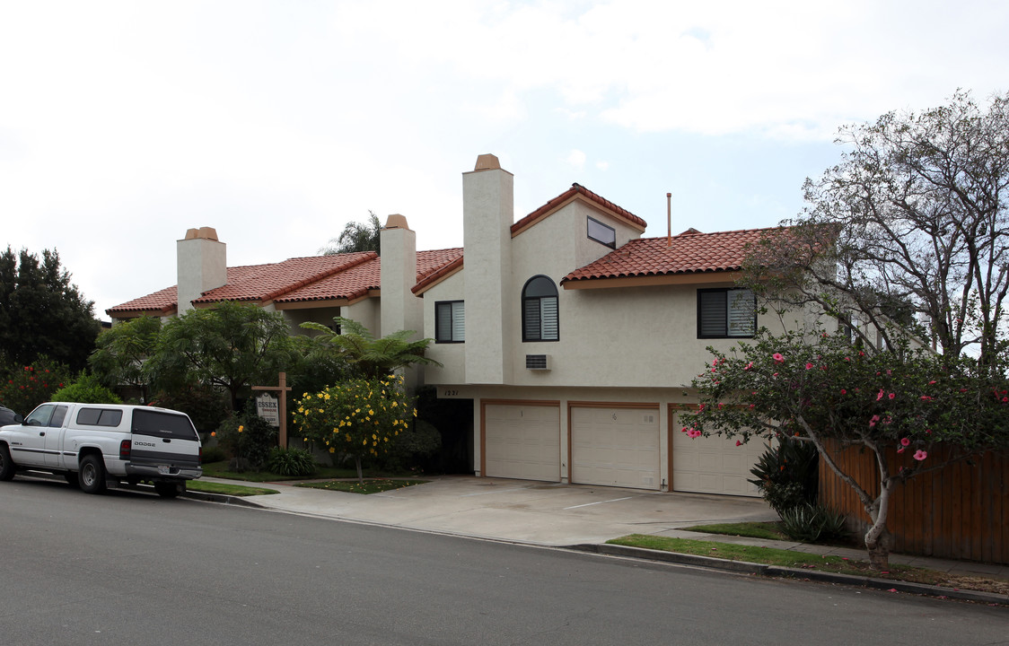 Essex Townhouse in San Diego, CA - Building Photo