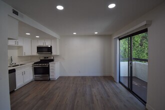 3960 Carpenter Ave, Unit 209 in Los Angeles, CA - Building Photo - Building Photo