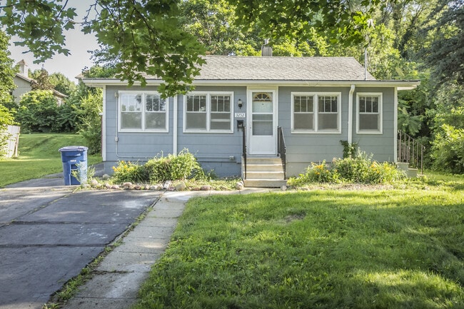 property at 3252 Dubuque Ave
