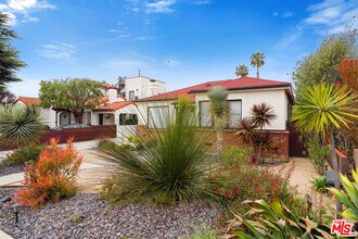 2431 Pier Ave in Santa Monica, CA - Building Photo - Building Photo