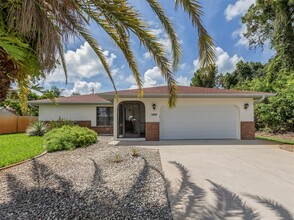 1211 Southland Rd in Venice, FL - Foto de edificio - Building Photo