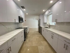 19330 NE 18th Pl in North Miami Beach, FL - Building Photo - Building Photo