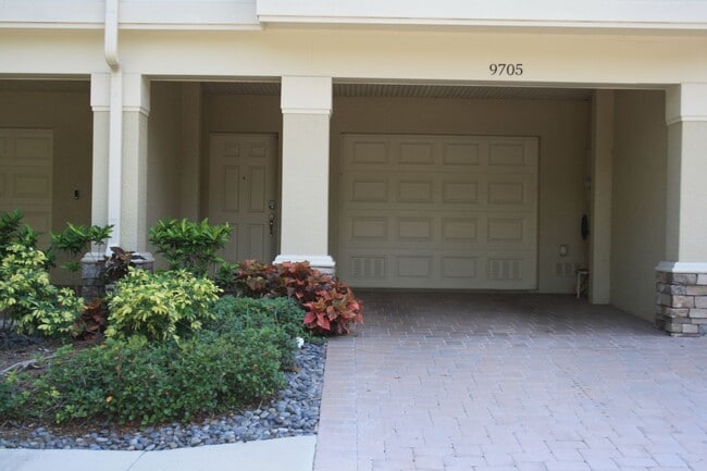 9705 Bay Grove Ln in Tampa, FL - Building Photo - Building Photo