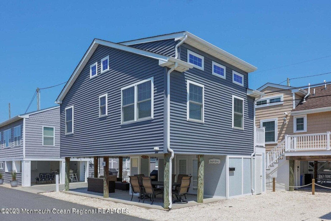 118 W Tide Way in Lavallette, NJ - Foto de edificio