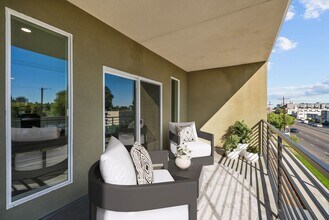 13853 Victory Blvd in Los Angeles, CA - Foto de edificio - Building Photo