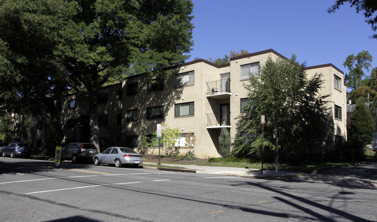 4555 MacArthur Blvd NW in Washington, DC - Foto de edificio