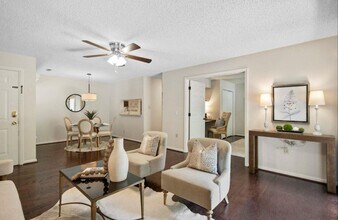 5011 Sharon Rd in Charlotte, NC - Foto de edificio - Building Photo