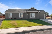 1325 Shaw St in Moses Lake, WA - Foto de edificio - Building Photo