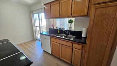 7641 Reseda Blvd, Unit Reseda in Reseda, CA - Building Photo - Building Photo