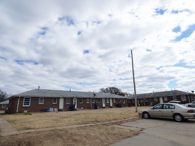 813 S Mission Rd in Wichita, KS - Foto de edificio - Building Photo