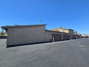 2200 Short Pine Dr in Las Vegas, NV - Building Photo - Building Photo