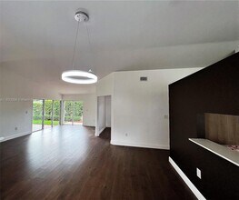 10201 NW 56th St in Doral, FL - Building Photo - Building Photo