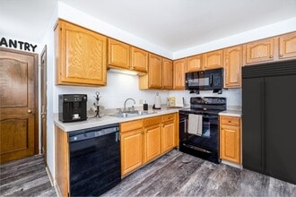 Green Lake Apartments and Townhomes in Orchard Park, NY - Building Photo - Building Photo