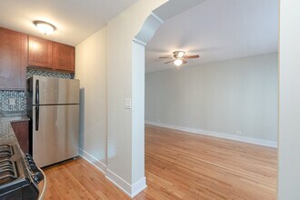 435 W Roscoe St, Unit 4 in Chicago, IL - Building Photo - Building Photo