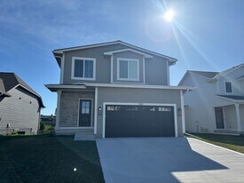 384 S 91st St in West Des Moines, IA - Building Photo