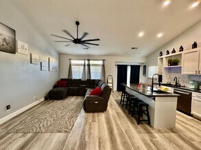 326 N Santa Clara St in Los Banos, CA - Building Photo - Building Photo