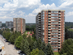 100 Observatory Ln in Richmond Hill, ON - Building Photo - Building Photo