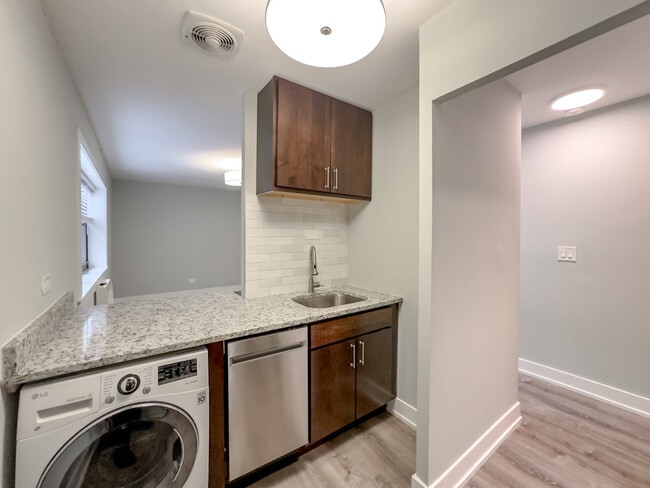 536 W Barry Ave, Unit J09P