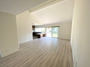 6009 E La Paz Cir in Anaheim, CA - Foto de edificio - Building Photo