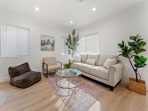 1411 W 7th St in Santa Ana, CA - Building Photo - Building Photo