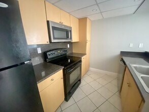 7125 NW 186th St, Unit B-304 in Hialeah, FL - Building Photo - Building Photo