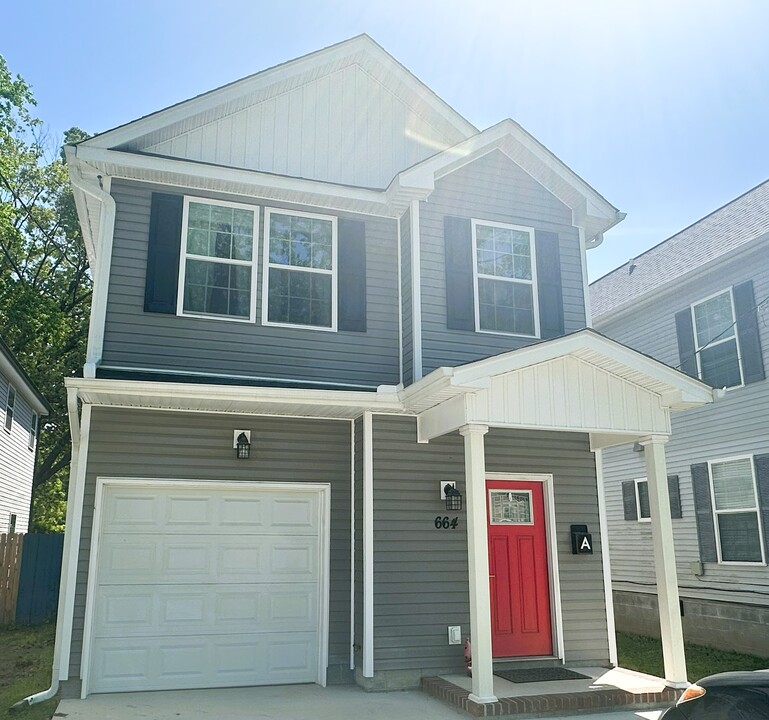 664 Greenbriar Ave in Hampton, VA - Building Photo
