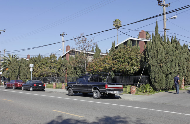 Dixon Townhouse Apartments in Hayward, CA - Foto de edificio - Building Photo