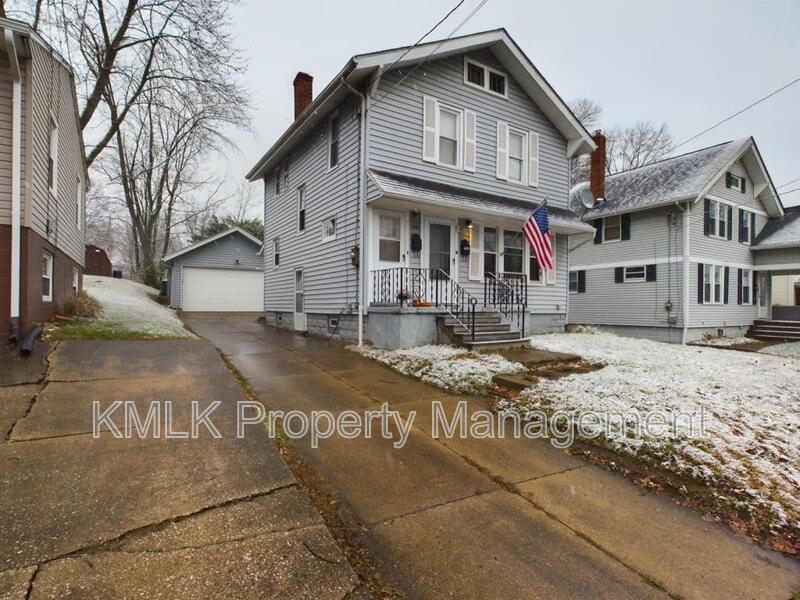 117 Hazelwood Ave in Barberton, OH - Building Photo