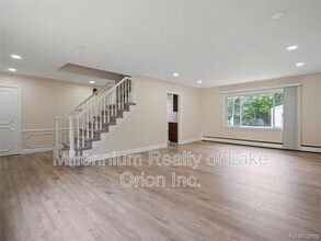 24034 Meadowlark St in Oak Park, MI - Building Photo - Building Photo