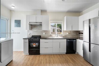 1637 Jackson St in Hollywood, FL - Building Photo - Building Photo