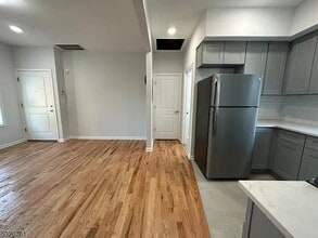 558 Court St, Unit 1L in Elizabeth, NJ - Foto de edificio - Building Photo