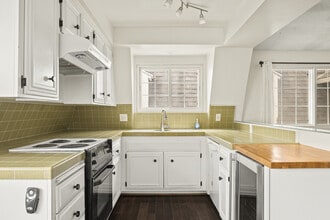 8130 Redlands St, Unit 12 in Playa Del Rey, CA - Building Photo - Building Photo