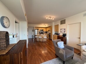 54 Rainey St, Unit 312 in Austin, TX - Foto de edificio - Building Photo