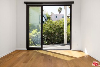 6348 Primrose Ave in Los Angeles, CA - Building Photo - Building Photo