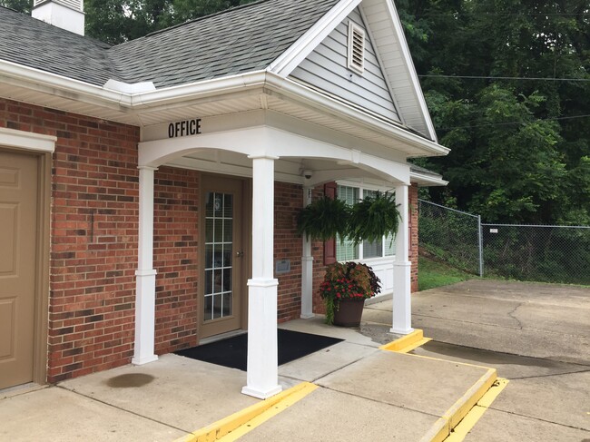 Rolling Hills Townhomes and Cottages in Parkersburg, WV - Building Photo - Building Photo