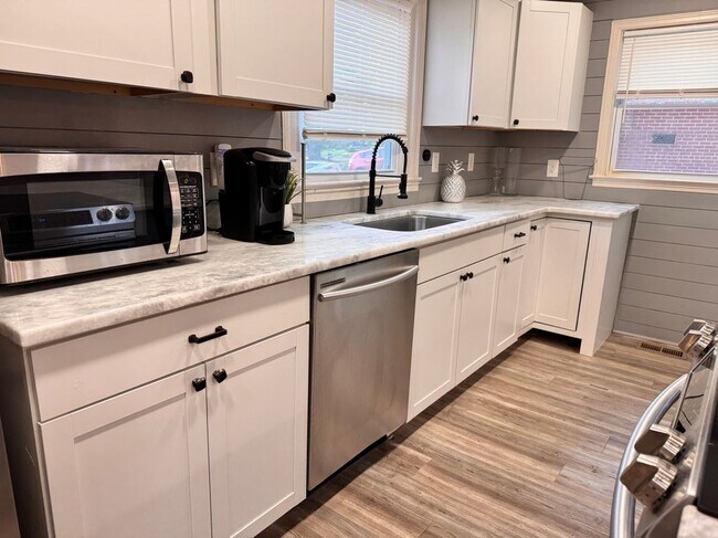 2680 Acadia St in East Point, GA - Building Photo - Building Photo