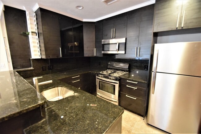 1614 Beacon St in Brookline, MA - Foto de edificio - Building Photo