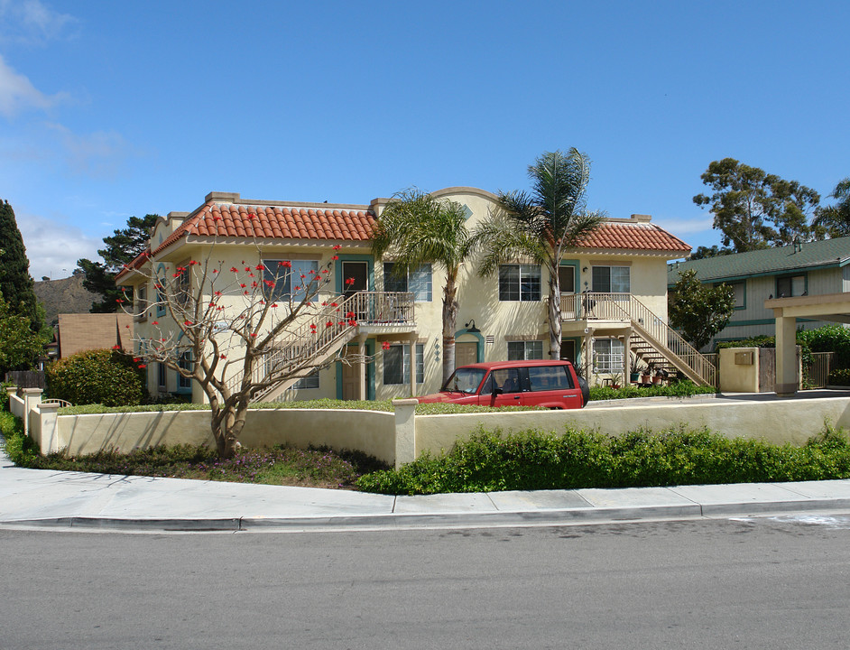 680 Riverside St in Ventura, CA - Foto de edificio