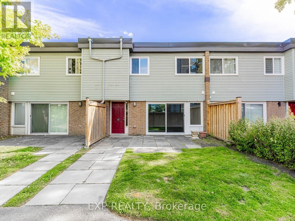 161 Milestone Crescent in Aurora, ON - Building Photo
