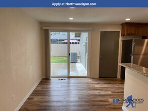 549 Glenn Way in Central Point, OR - Building Photo - Building Photo