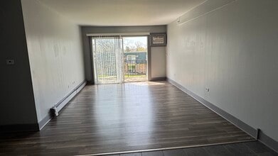 8581 101st Ter, Unit 307 in Palos Hills, IL - Foto de edificio - Building Photo